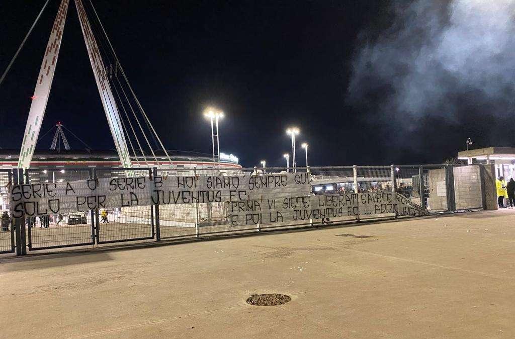FOTO - Striscione fuori dallo Stadium: "Serie A o Serie B, sempre qui solo per la Juventus FC"