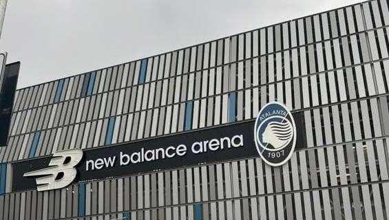 Lo stadio di Bergamo diventa New Balance Arena: ufficiale il nuovo nome con insegne e logo