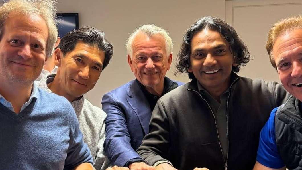 TA - Il tycoon indiano Turakhia a Bergamo con l'amico-socio Pagliuca, un anello limited edition per celebrare l'Europa League vinta