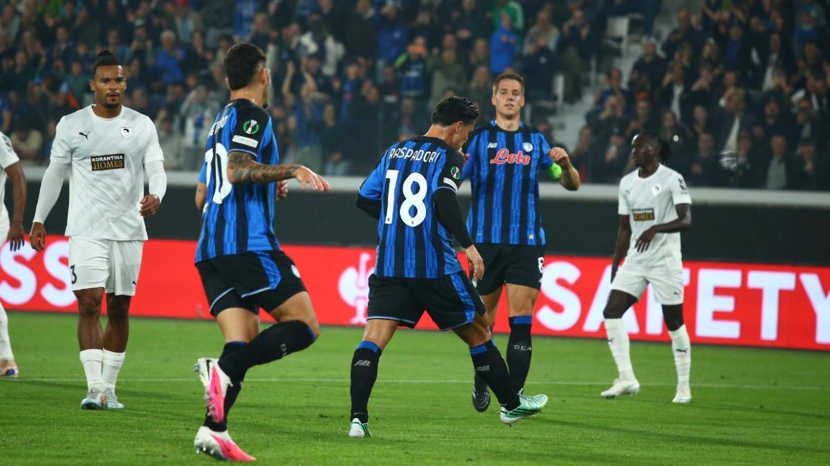 Raspadori segna il rigore del 2-0 ma si ferma: dentro De Ketelaere