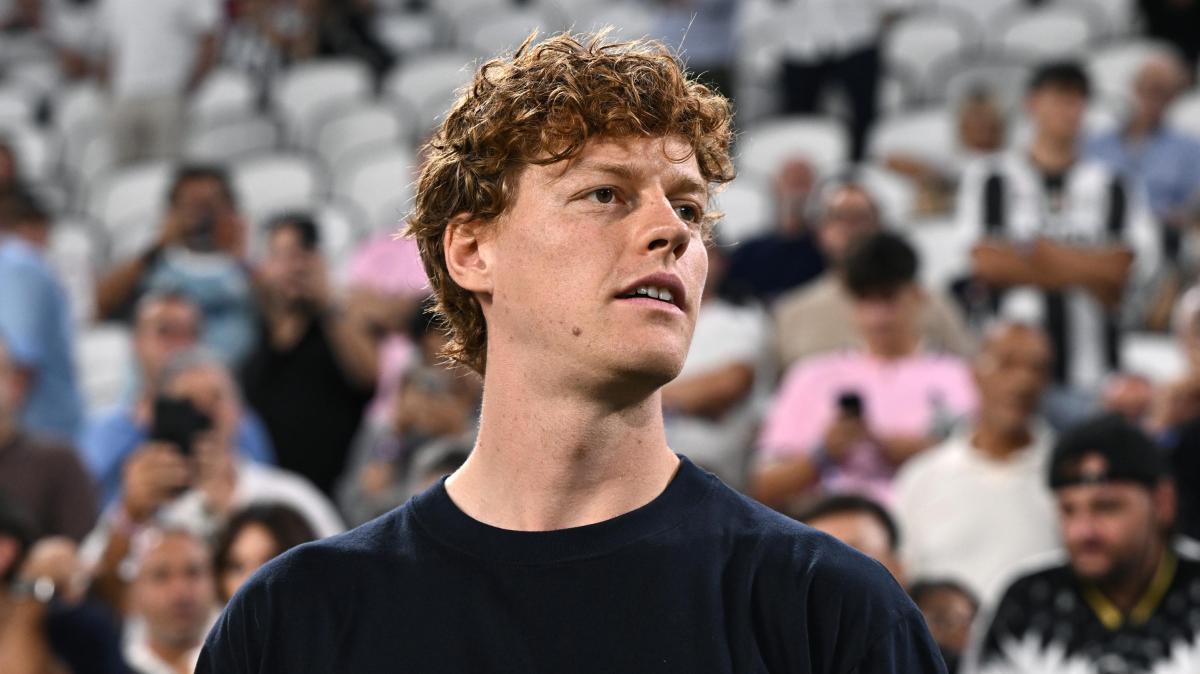 Sinner allo Stadium per Juventus-Milan: Cardinale gli dona la maglia
