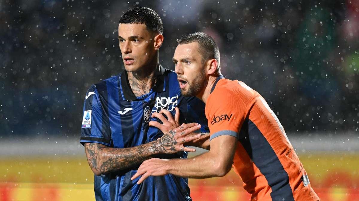 Scamacca riapre la gara di Bergamo. Proteste Inter, Marelli: "Contatto al limite"