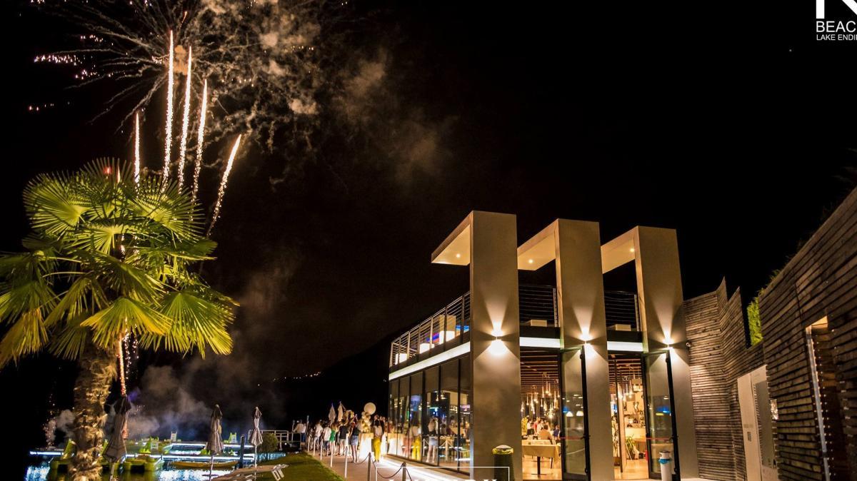 Il K-Beach Club di Endine Gaiano compie otto anni: cena spettacolo, musica e fuochi d'artificio sul lago