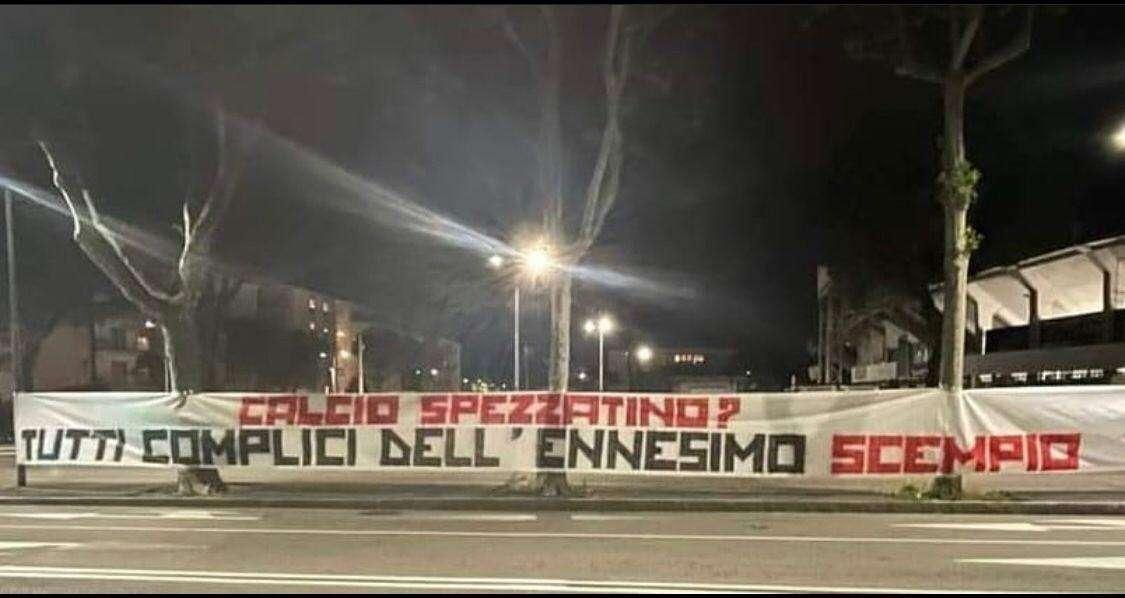FOTO - Curva Nord contro il calcio spezzatino 