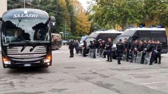 VIDEO - Lazio, l'arrivo del pullman dei biancocelesti al Gewiss Stadium