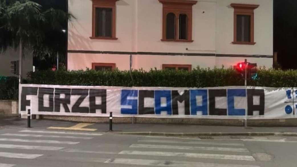 La squadra e la Curva Nord dell'Atalanta si unisce nel supporto a Scamacca dopo il suo infortunio 