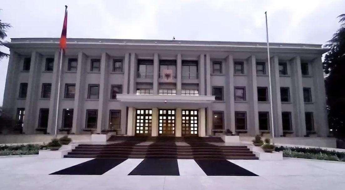Albania, il Palazzo presidenziale si illumina col tricolore
