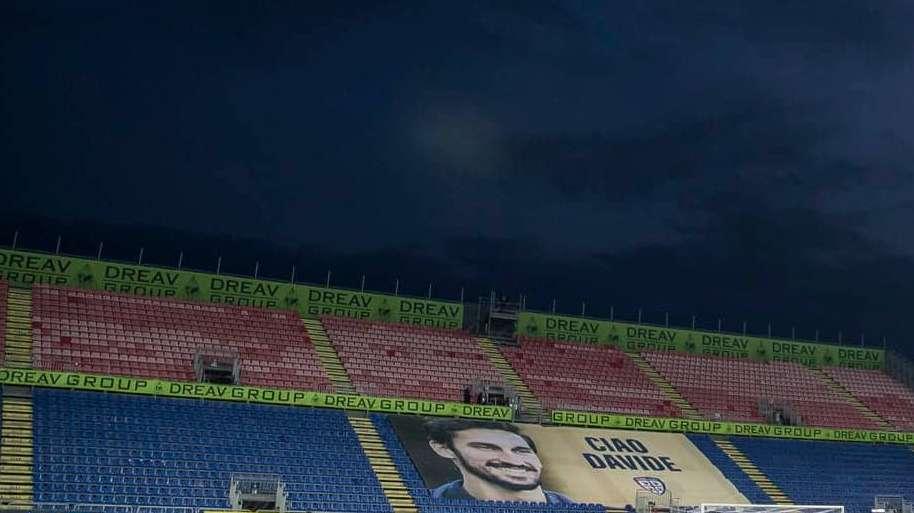 Fotonotizia - Lo striscione dedicato a Davide Astori allo stadio di Cagliari