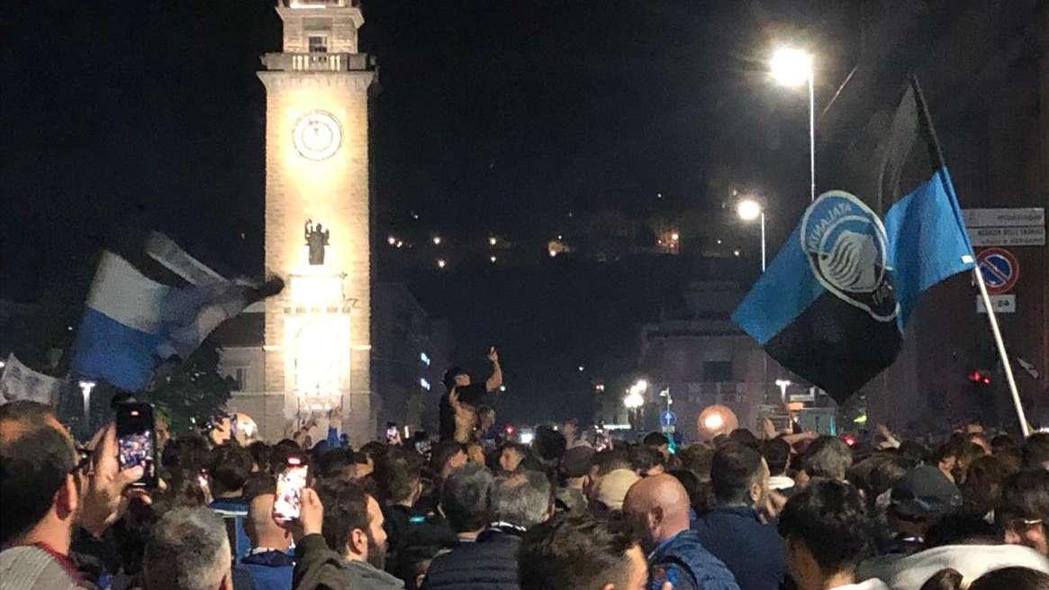 VIDEO - La festa dei tifosi per le vie del centro città in Bergamo