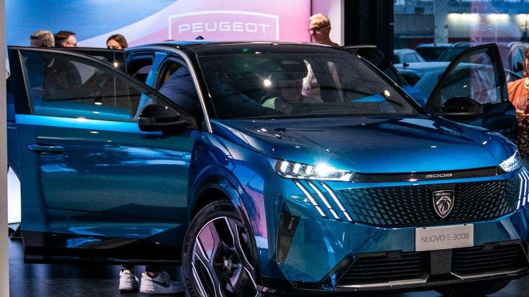 Grande successo per l'anteprima del Nuovo Suv Peugeot E-3008 presso AutoGhinzani Bergamo