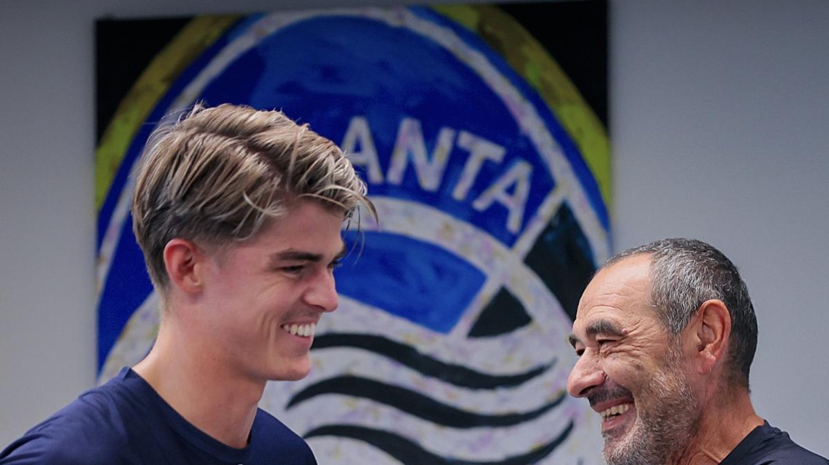 De Ketelaere è tornato a Zingonia: abbraccio con Sarri