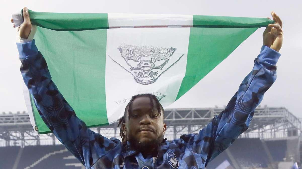 Lookman e la Nigeria, paura in volo: atterraggio d’emergenza a Luanda per una crepa sul parabrezza