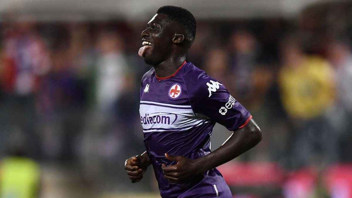Fiorentina, l'Europa dopo 5 anni è dedicata ad Astori: il suo volto sulle maglie celebrative