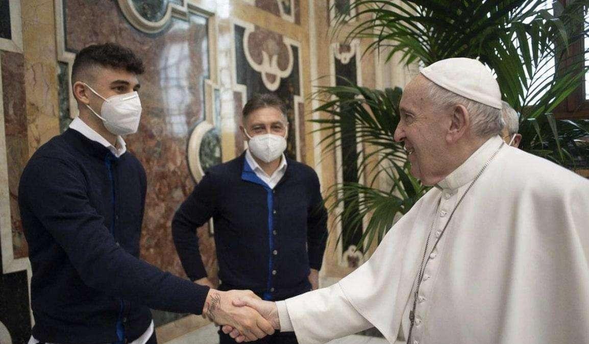 Spezia, forte emozione per l'atalantino Piccoli che incontra il Papa