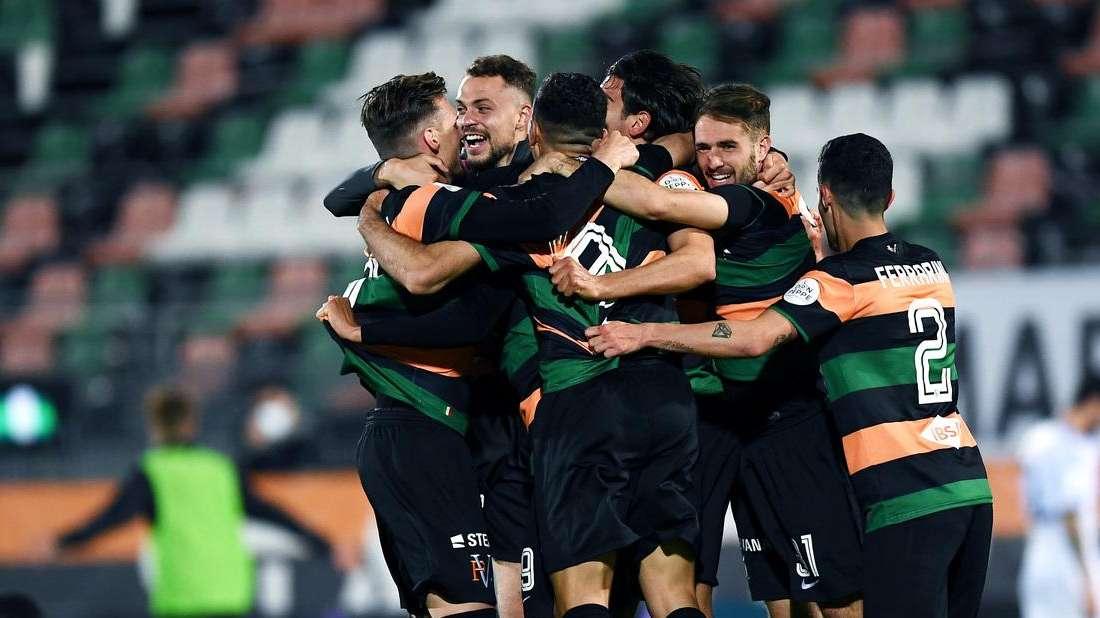 Il Venezia vince e spera ancora, battuto il Bologna con un pirotecnico 4-3