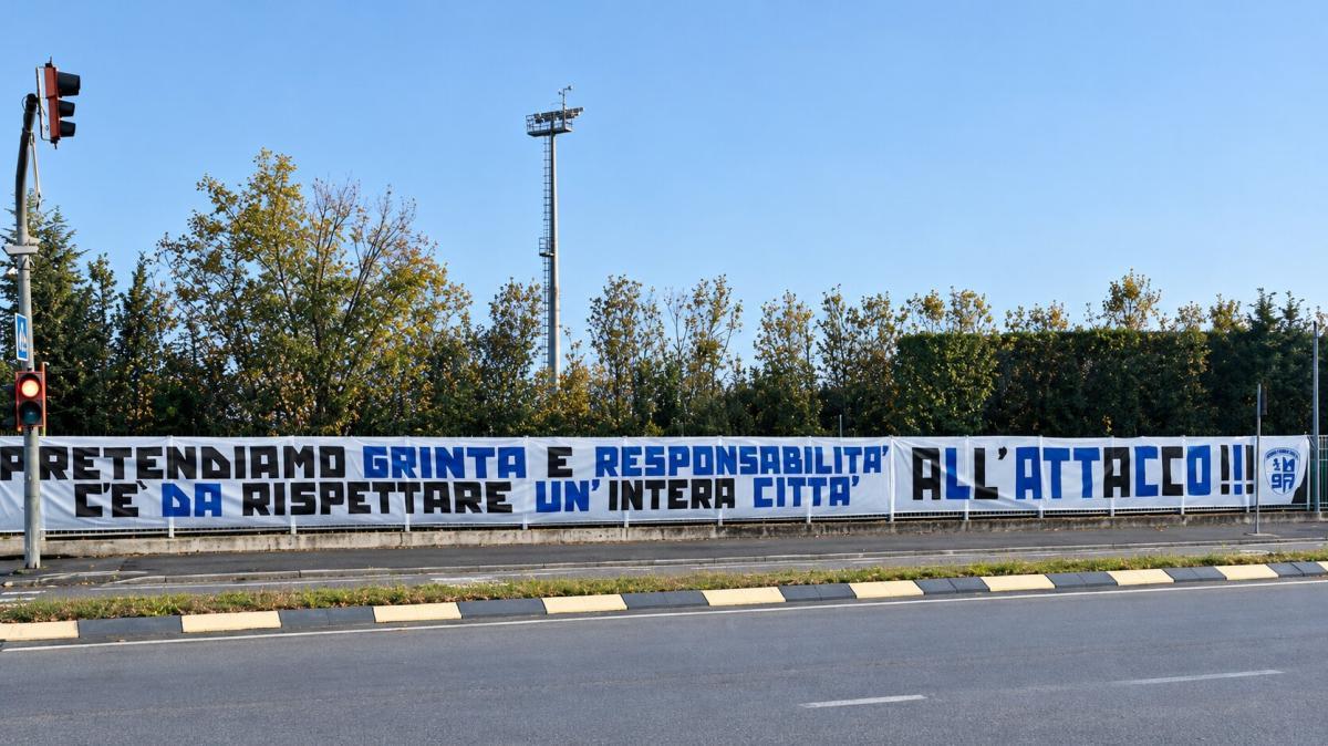 Atalanta, striscione a Zingonia: «Pretendiamo grinta e responsabilità»