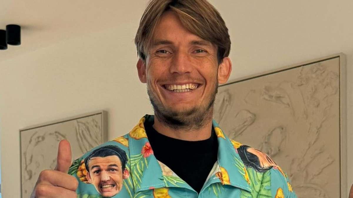 De Roon lancia la quarta maglia (tropicale): il capitano dell’Atalanta fa impazzire i Social