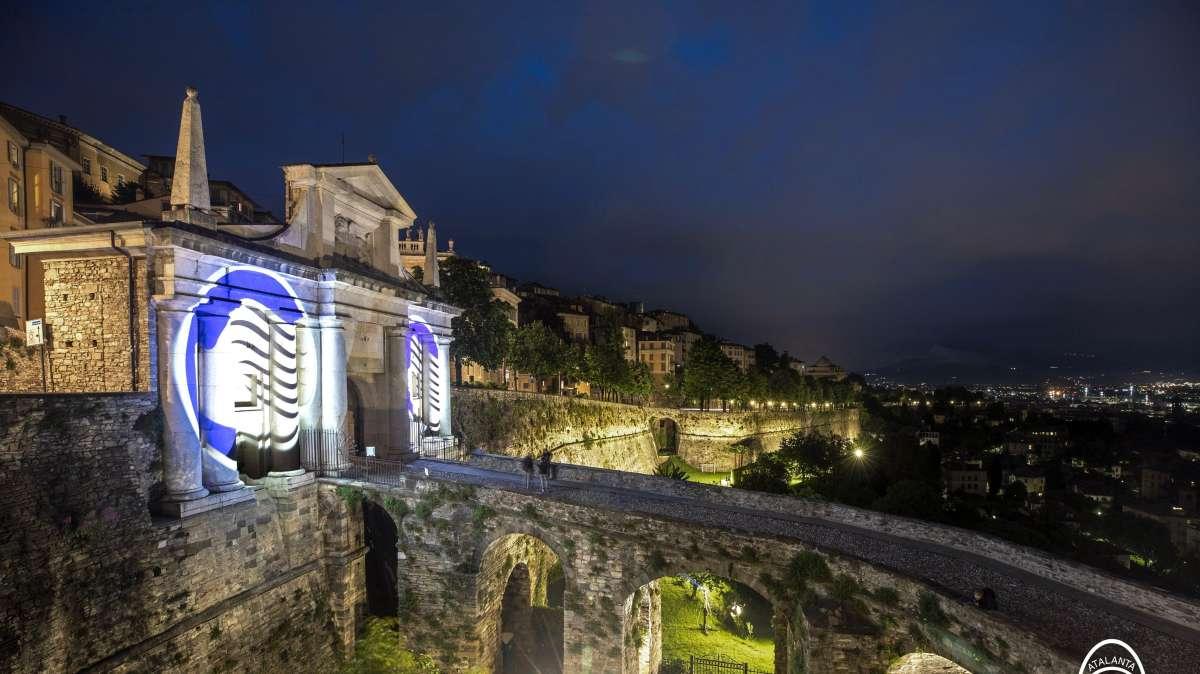 FOTO - Atalanta: «Cala la notte e la città si illumina di nerazzurro»