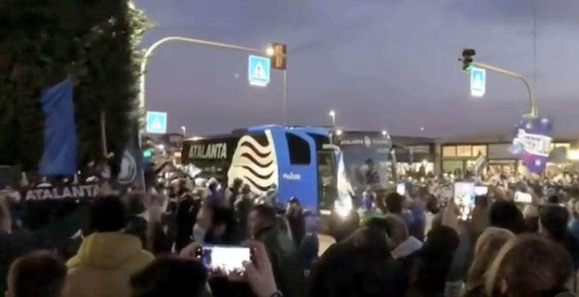 VIDEO - I tifosi nerazzurri a Zingonia salutano la squadra verso lo Stadio