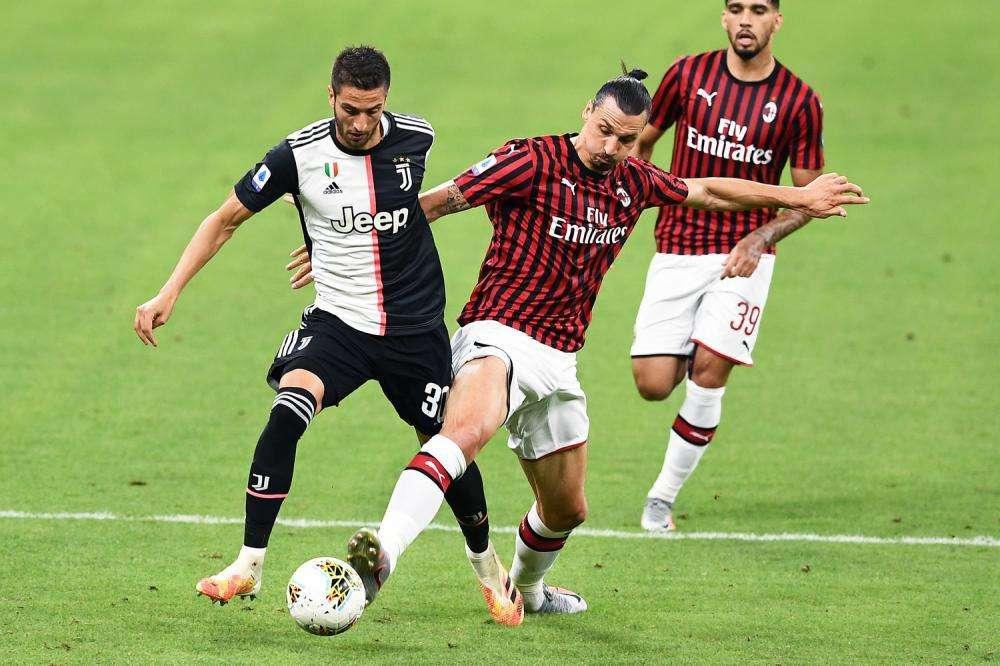 La Juventus getta la chance Scudetto: il Milan passa da 0-2 a 4-2, è festa a San Siro