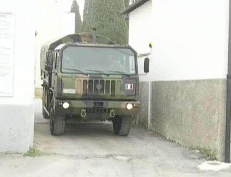 Coronavirus, a Bergamo un'altra giornata di lutto: salme portate via dai camion militari