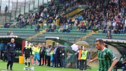 Giudice sportivo: solo multa alla Salernitana, ignorate le bombe carta. Tre giornate a Bidaoui