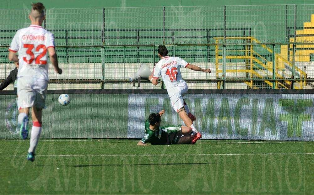 CdS - "Bari spietato, caos Avellino"