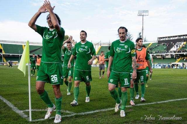 Un punto che fa morale e classifica. Lupi ancora sfortunati con gli arbitri