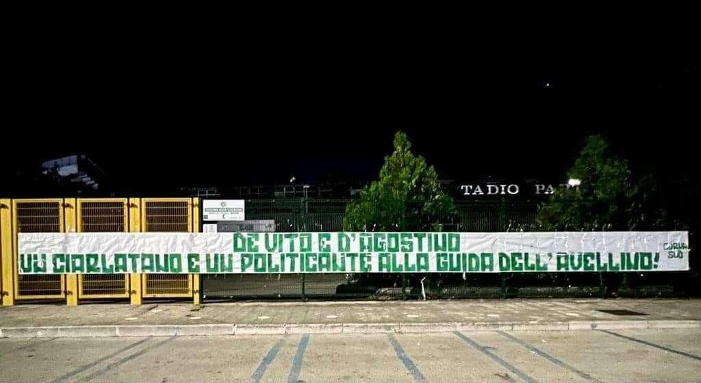Curva Sud all'attacco contro De Vito e D'Agostino: spunta un nuovo striscione