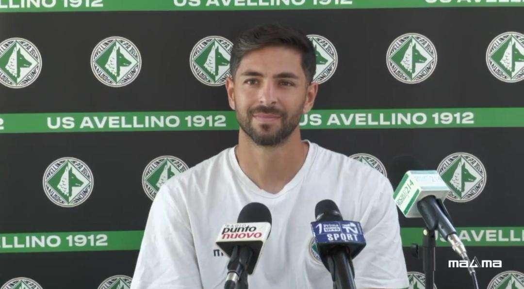 Sounas: "Sono qui per vincere, convinto dal progetto e dai tifosi. Quella Curva mi ha impressionato". Su Vano, Anastopoulos e il numero scelto...