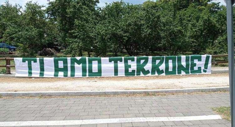 "Ti amo terrone": lo striscione all'esterno dell'Hotel de la Ville, dove alloggia il Padova