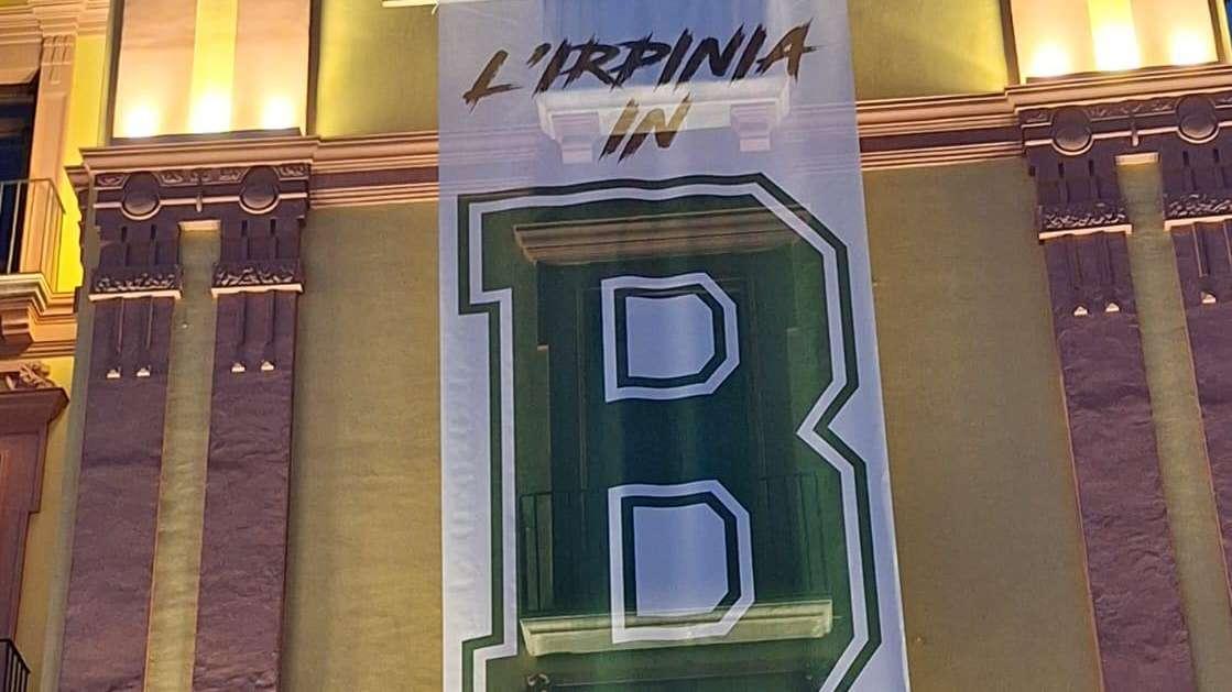"Irpinia in B" ecco il drappo che capeggia il Palazzo della Provincia 