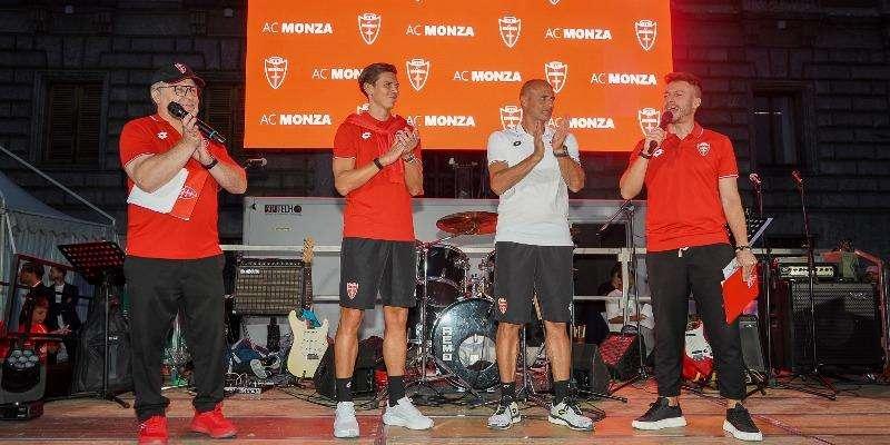 Monza, entusiasmo alla festa in piazza. Mister Bianco: "Abbiamo una fuoriserie, ora sta a noi farla correre"