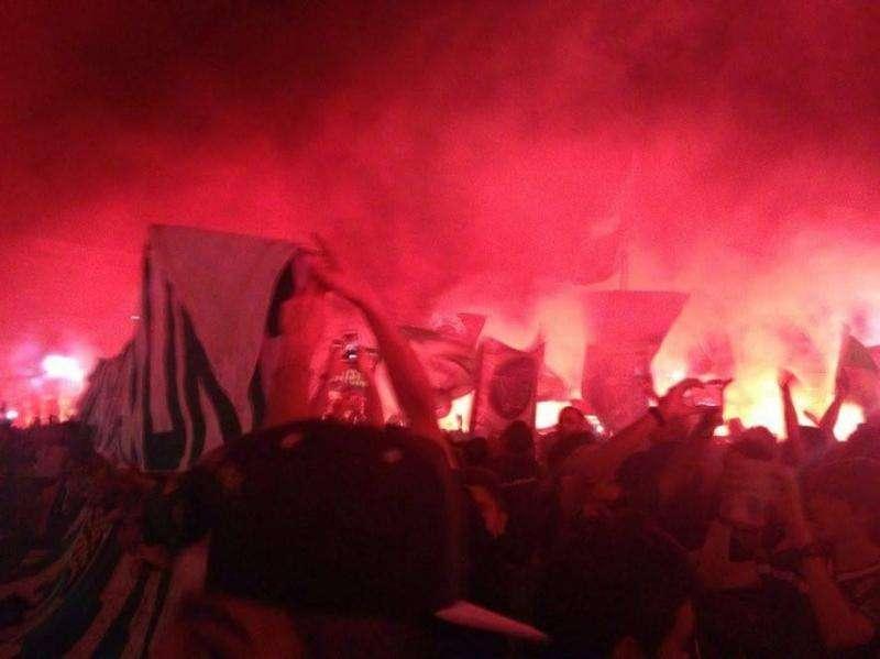 A fine partita scoppia la rabbia degli ultrà: faccia a faccia con i calciatori
