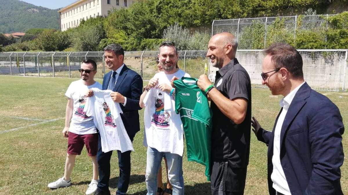 Pride 2022, scambio di maglie US Avellino con LGBT+Apple Pie. Taurino: "Il calcio è un veicolo importante per il sociale"
