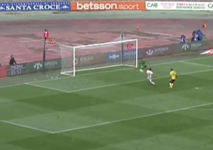 VIDEO - Tribuzzi sbaglia un gol a porta vuota: l'errore fa il giro del web