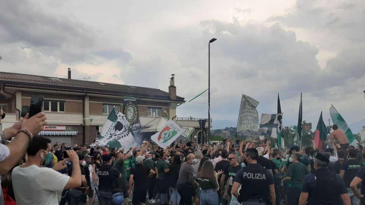 I tifosi biancoverdi accolgono l'arrivo del pullman dell'Avellino: i video 