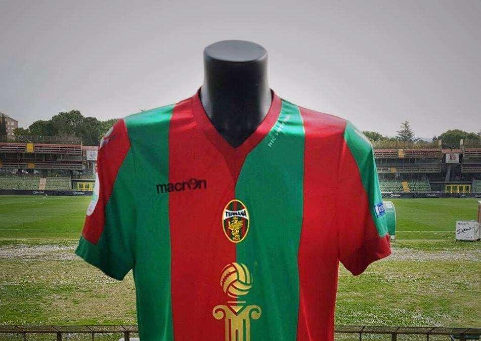 Maglia celebrativa per la Ternana contro i lupi