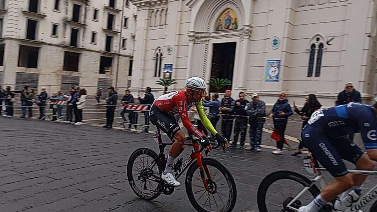 FOTO E VIDEO - Il passaggio del Giro d'Italia per le vie di Avellino