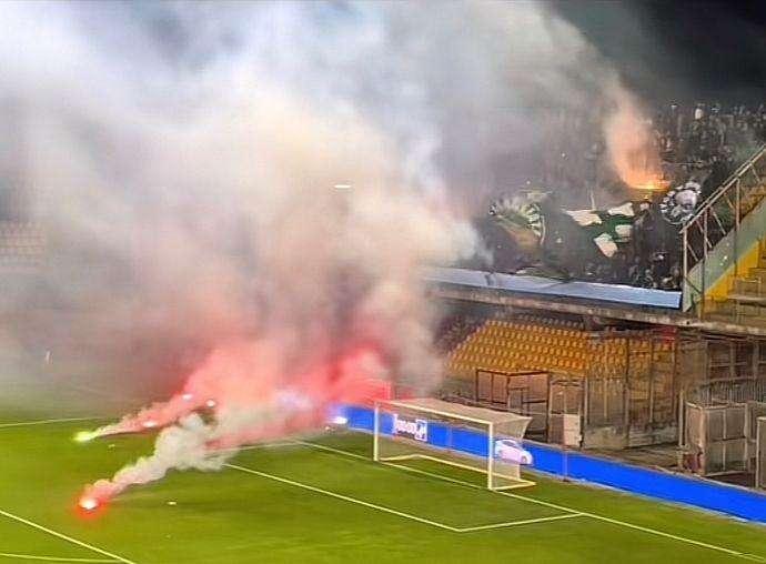 Giudice sportivo: Curva Sud squalificata per petardi, bengala e il Qr-Code anti-Benevento