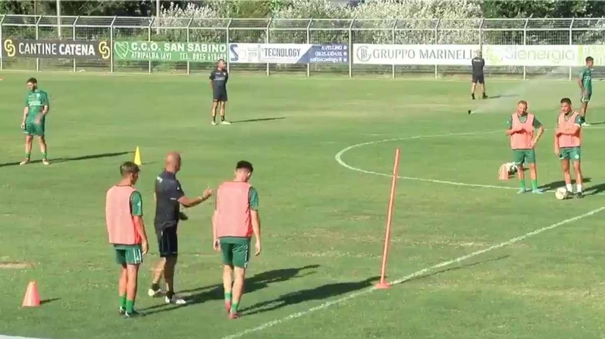Ritiro a Mercogliano, day 3: Taurino dialoga con i calciatori, esercitazioni col pallone