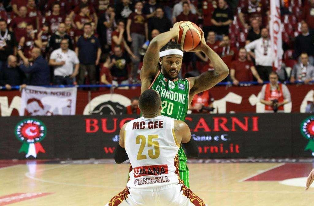 Basket - Niente impresa, Venezia batte la Scandone. Finale ad un passo per i veneti. 78-66 il finale