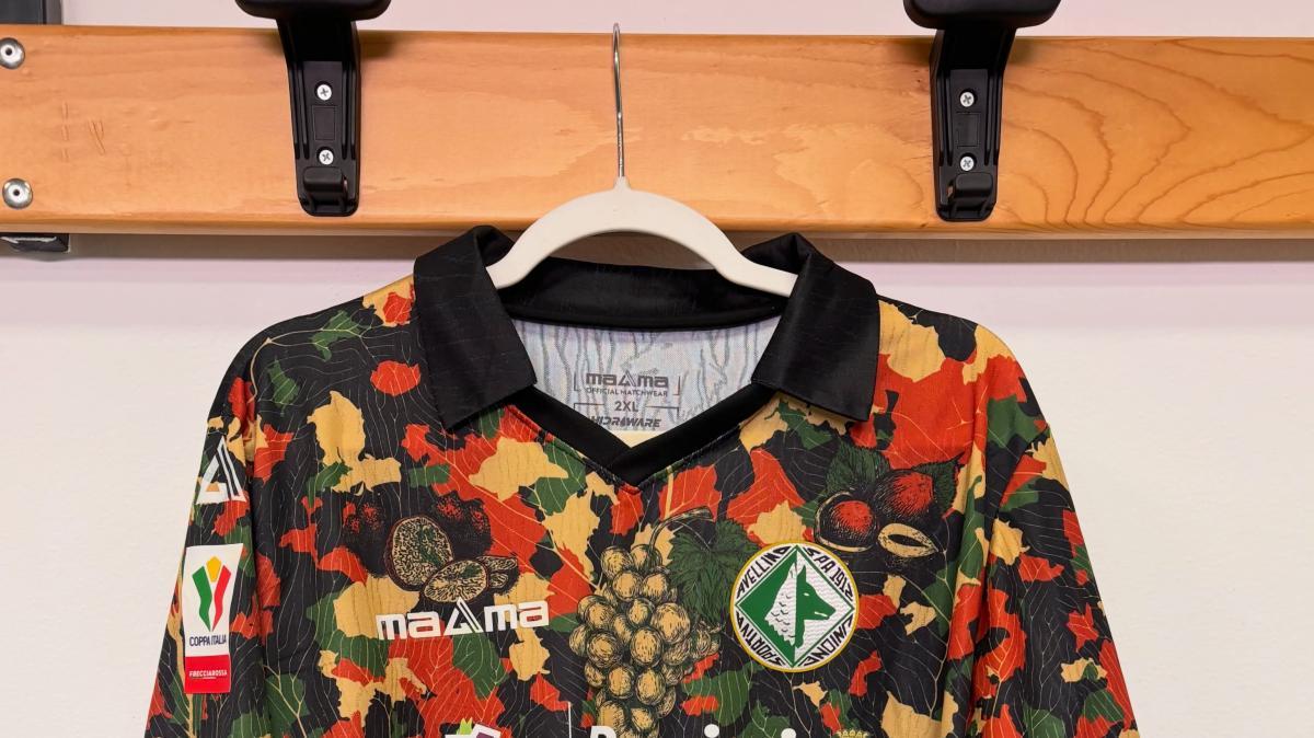 Avellino in campo con la 'discussa' terza maglia e un scritta speciale