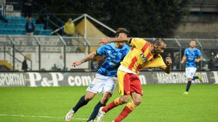 Lucioni: "Non sottovalutiamo l'Avellino. Derby col coltello tra i denti"