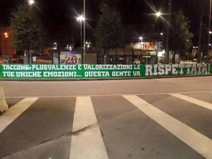 Uno striscione per invertire la rotta, protesta dei tifosi dell'Avellino 