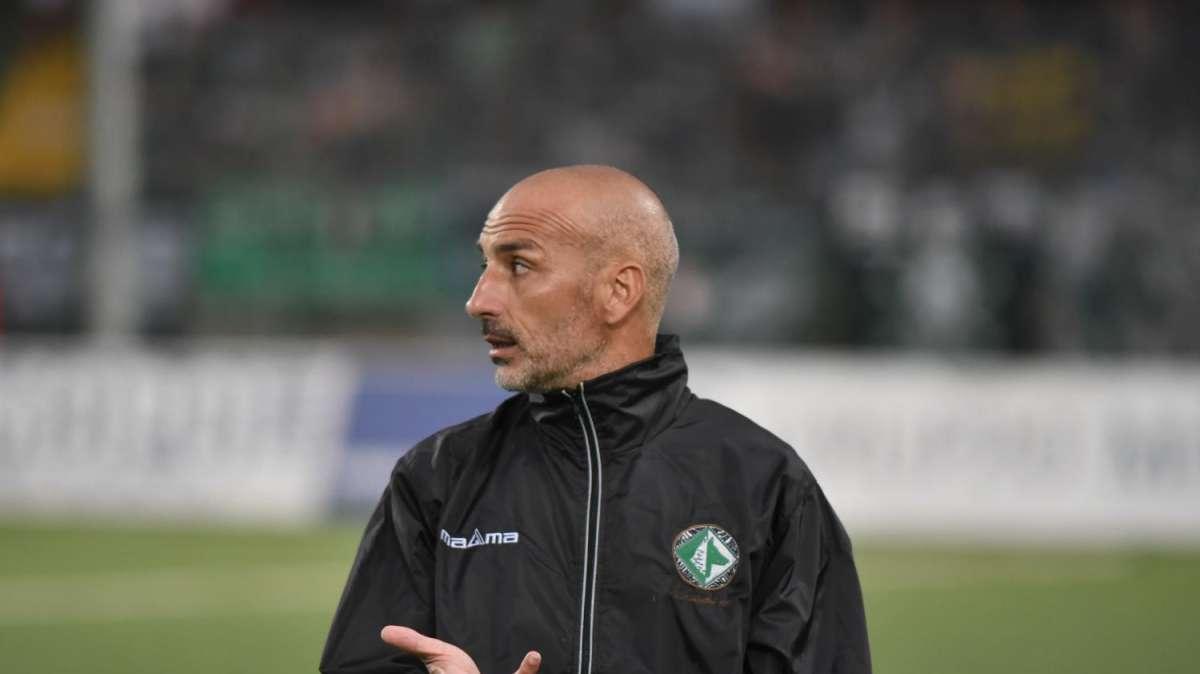 Taurino: "Non siamo una grande squadra, lasciamo perdere il blasone. Dobbiamo vincere le partite con umiltà, cuore e grinta" 