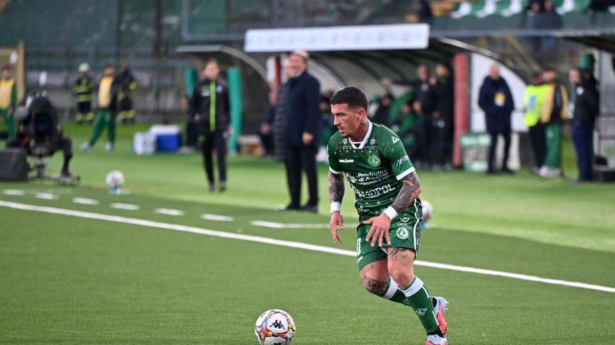 FISCHIO FINALE - L'Avellino la sblocca ma poi si fa rimontare e la Carrarese riscatta lo sgarbo dell'andata