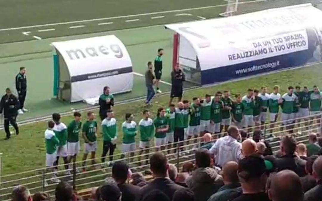 La carica del tifo biancoverde all'Avellino. Lo spettacolare abbraccio e il calore del popolo irpino alla squadra,  prima della partenza per Catania