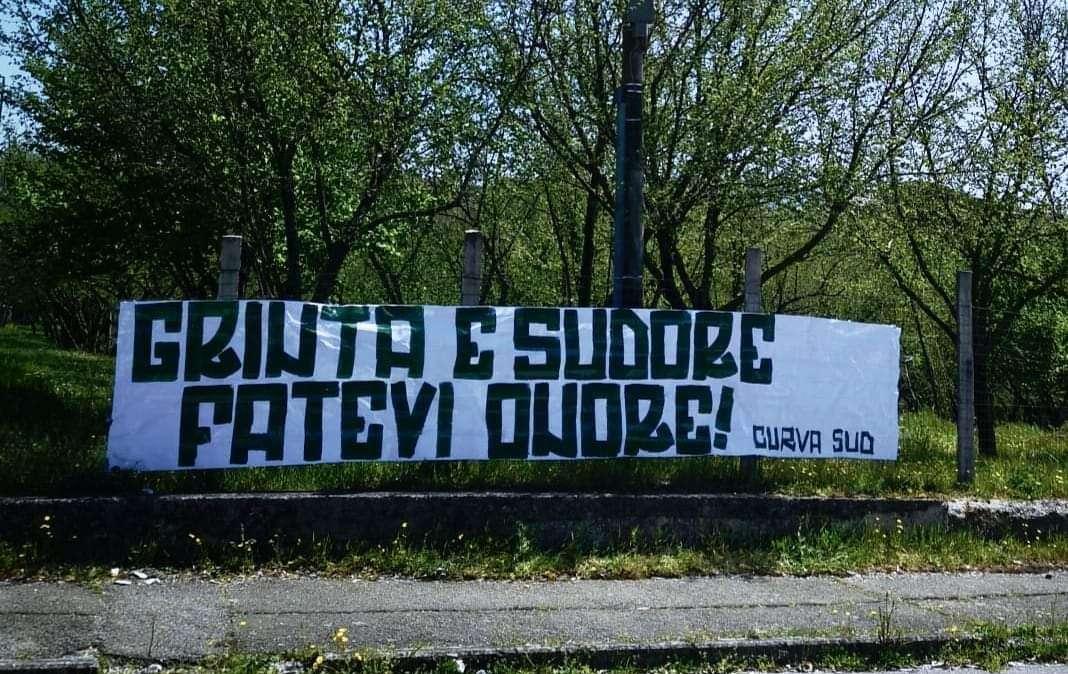 Avellino, la carica della Curva Sud: "Grinta e sudore, fatevi onore"