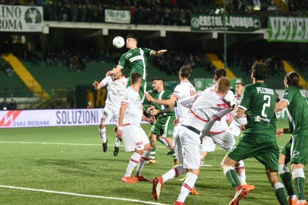 Asencio lancia l'Avellino, Ceccarelli lo riprende. Lezzerini show nel finale: 1-1 a Chiavari